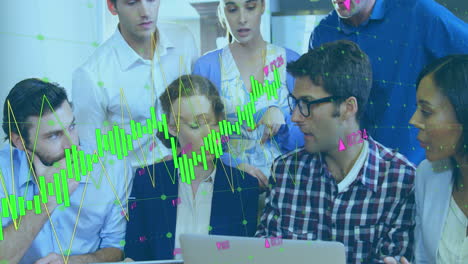 animación del procesamiento de datos financieros sobre diversas personas de negocios en la oficina