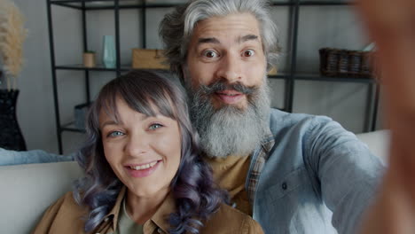 una pareja feliz tomando una selfie.