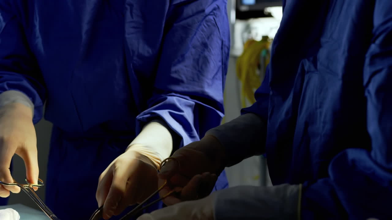 animación de moléculas sobre los cirujanos que operan