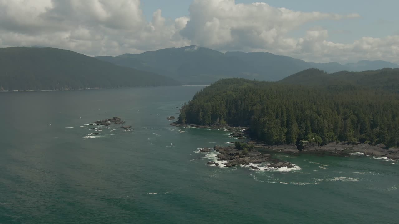 hermosa vista aérea del paisaje de la rocosa costa del océano pacífico en el sur de la isla de vancouver durante un día soleado de verano
