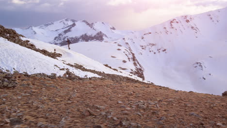 un excursionista en una montaña nevada