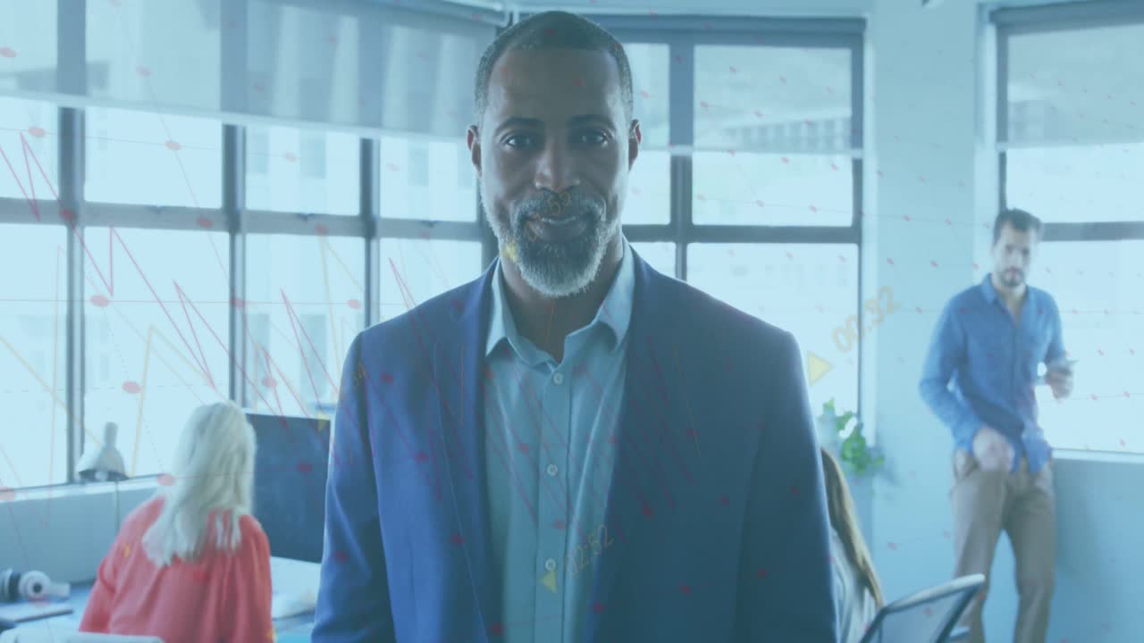 animación del procesamiento de datos sobre hombre de negocios biracial