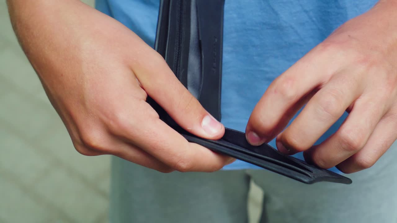 el pobre hombre mira la billetera vacía 02