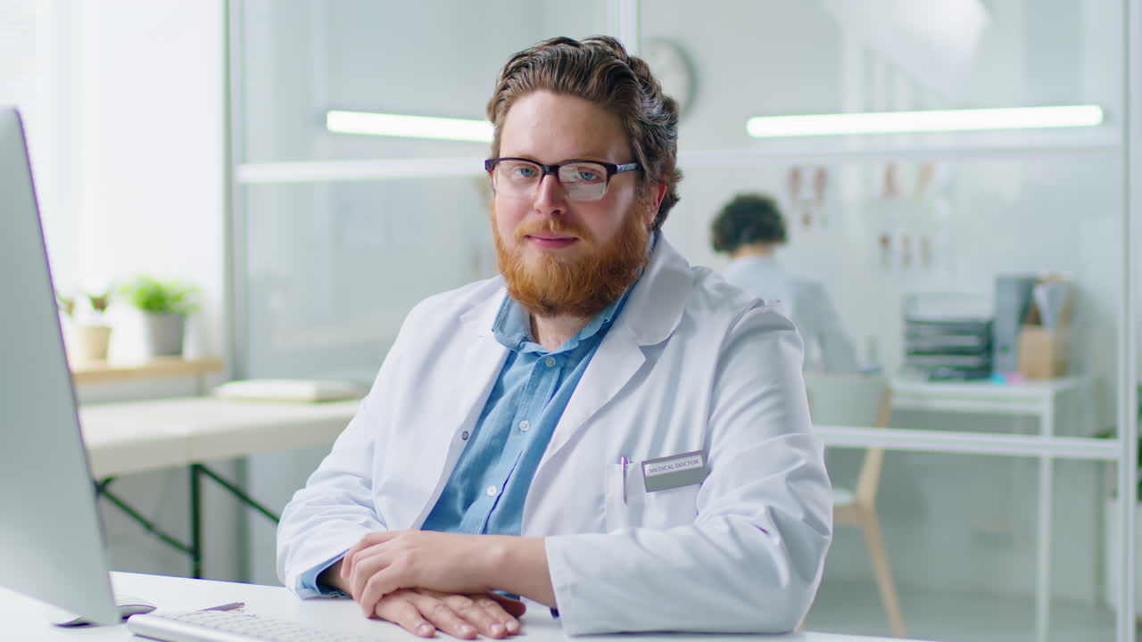 Retrato de Médico Trabalhando em Consultório Médico