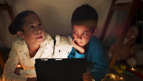 Noche,-Tableta-Y-Niños-Transmitiendo-En-Una-Tienda-De-Campaña.