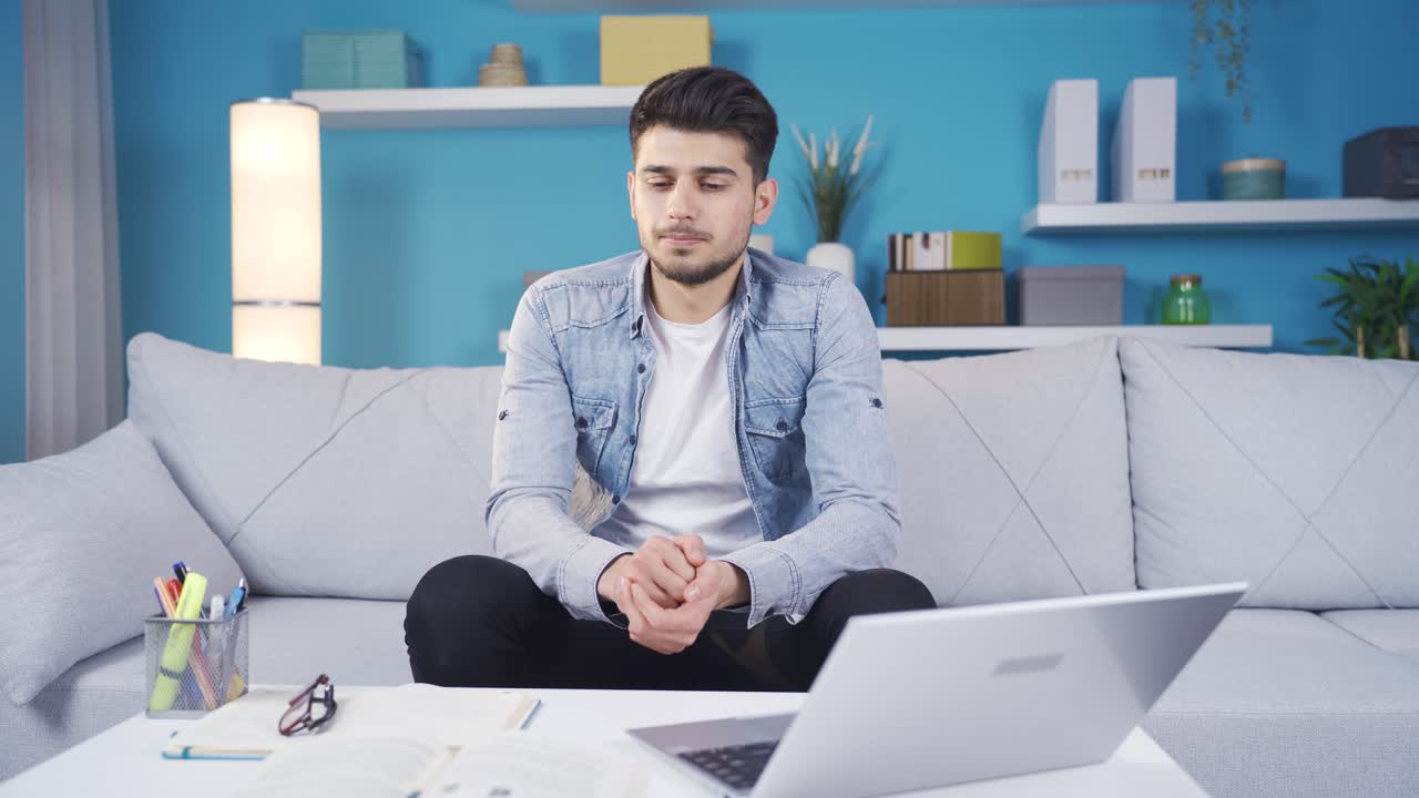 el joven triste y triste está molesto.