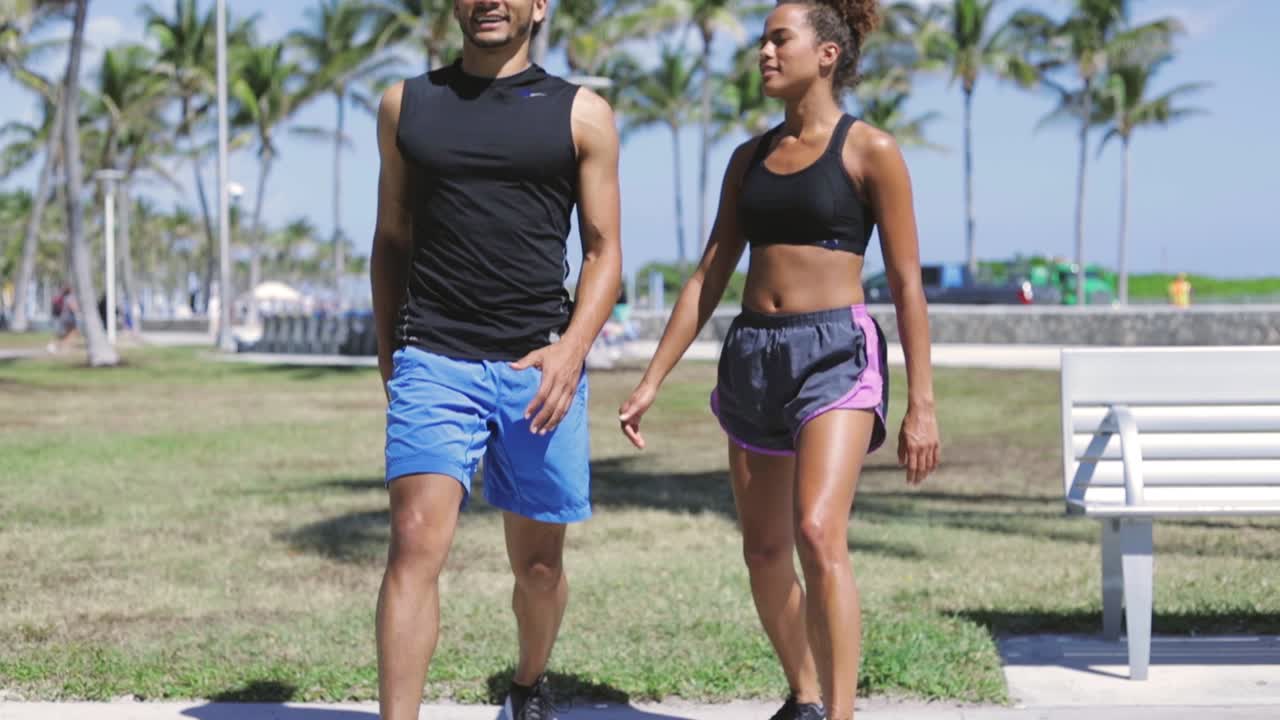 pareja haciendo fitness en el parque