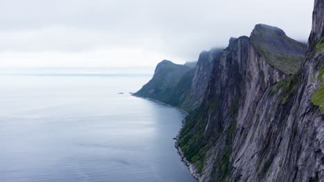 Caminata-Por-La-Montaña-Segla-Frente-Al-Sereno-Paisaje-Marino-De-La-Isla-Senja,-Noruega