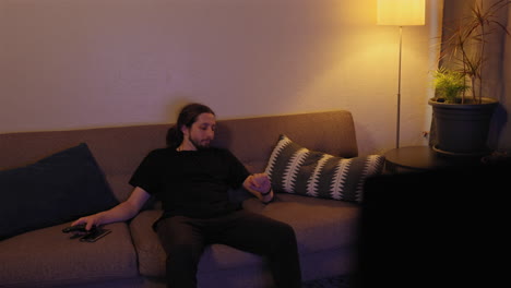 hombre caucásico adulto viendo televisión - concepto: sin energía, fatigado, no saludable, no consciente de la energía