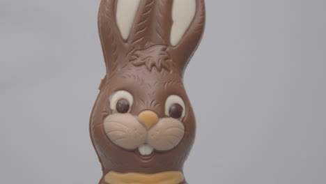 muñeca de conejito de pascua de chocolate contra un fondo blanco - cerrar