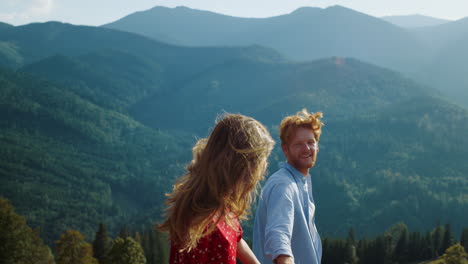 La-Pareja-Exploradora-Disfruta-De-Un-Paseo-Por-Las-Montañas-Naturales.-La-Familia-Pasa-Vacaciones.