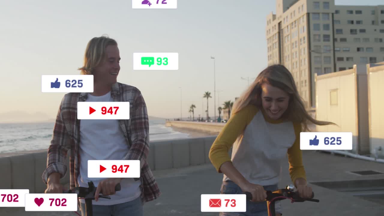 animación de iconos de las redes sociales en pancartas sobre una feliz pareja caucásica en scooters en la orilla del mar