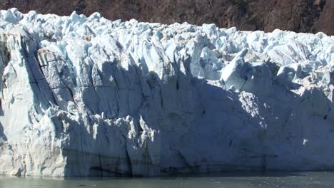 primer plano del glaciar margerie en un caluroso día de verano en alaska
