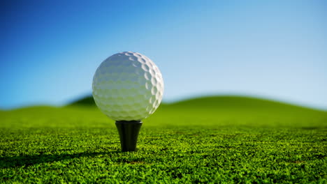 Nahtlose-Animation-Mit-Fokus-Auf-Einen-Golfball,-Der-Perfekt-Um-Seinen-Eigenen-Drehpunkt-Rotiert.-Grasbewachsener-Hochlandhintergrund.-Marineblauer,-Völlig-Wolkenloser-Himmel.-Eingefrorene-Kameraposition.-Endlos-Wiederholbar.-HD