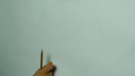dibujando a mano un símbolo de yin yang