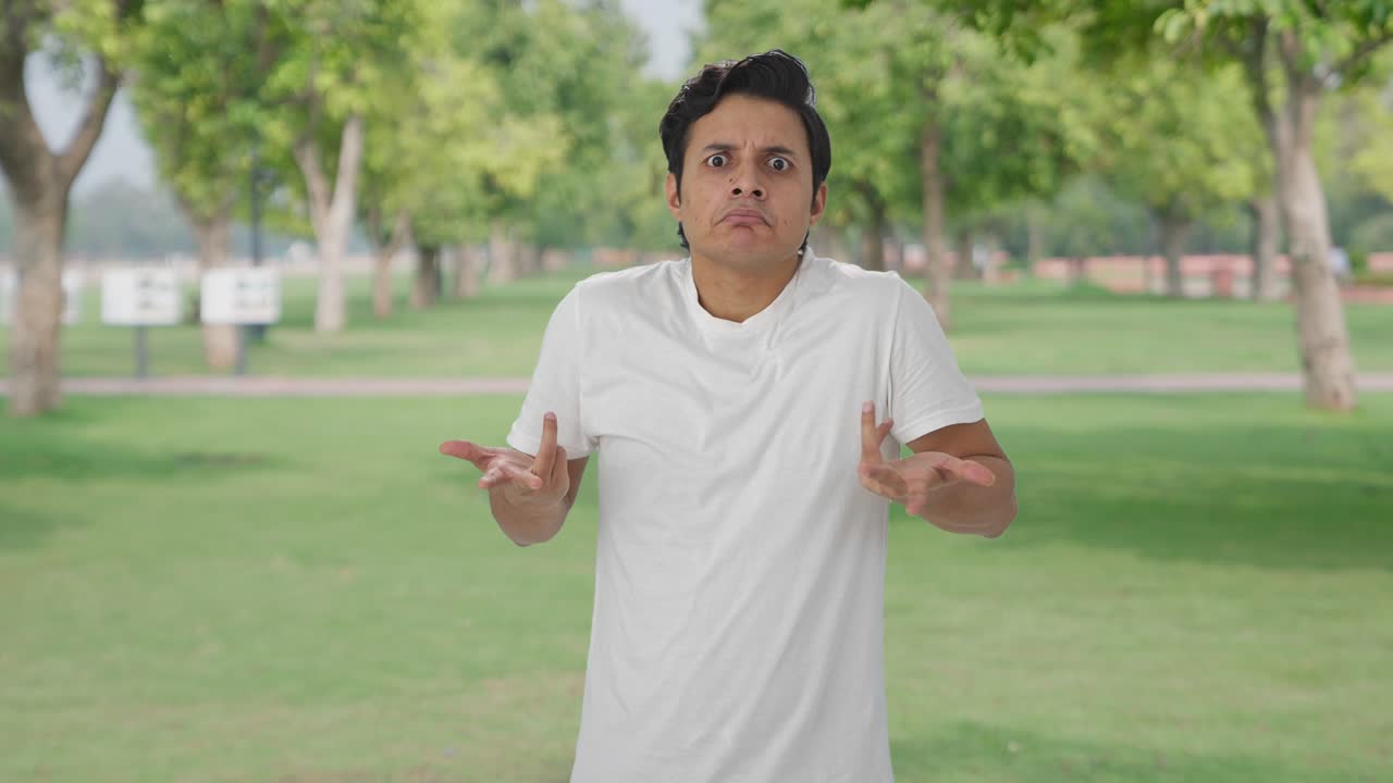 인디언 남자가 어떤 질문을 하는지