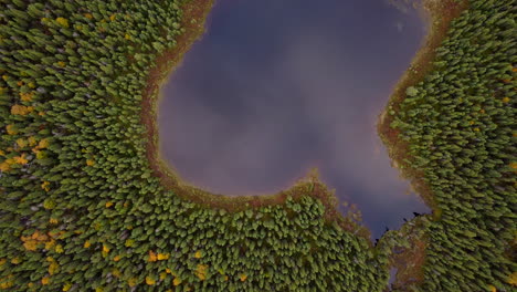 Disparo-De-Dron-Sobre-El-Lago-En-Otoño