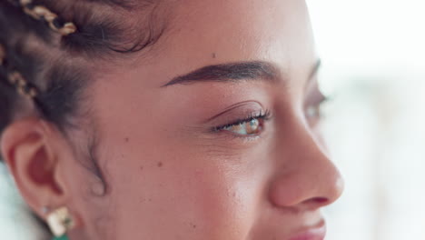 feliz, relajado y rostro de una mujer con estrés