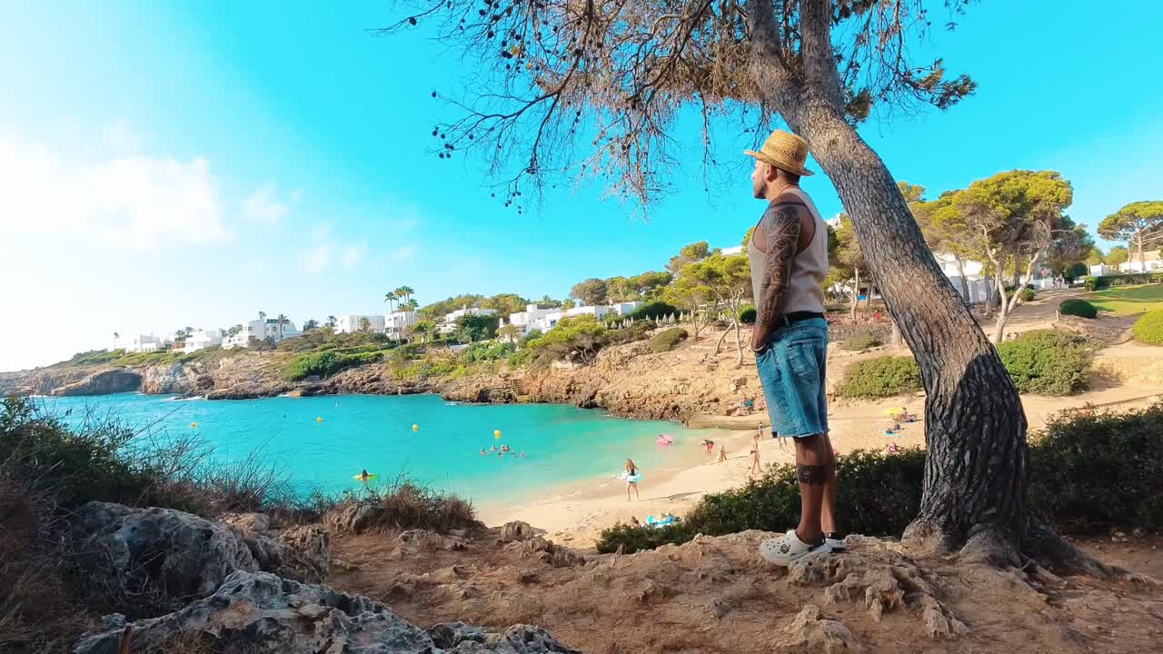 hombre en la playa de cala esmeralda