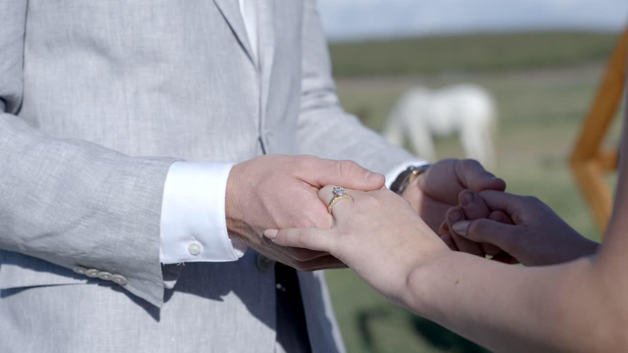 신부와 신랑이 손을 잡고 "i do