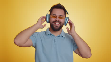 Joven-Ganador-Feliz-Escuchando-Música-A-Través-De-Auriculares,-Bailando-Discoteca-Bromeando,-Celebrando