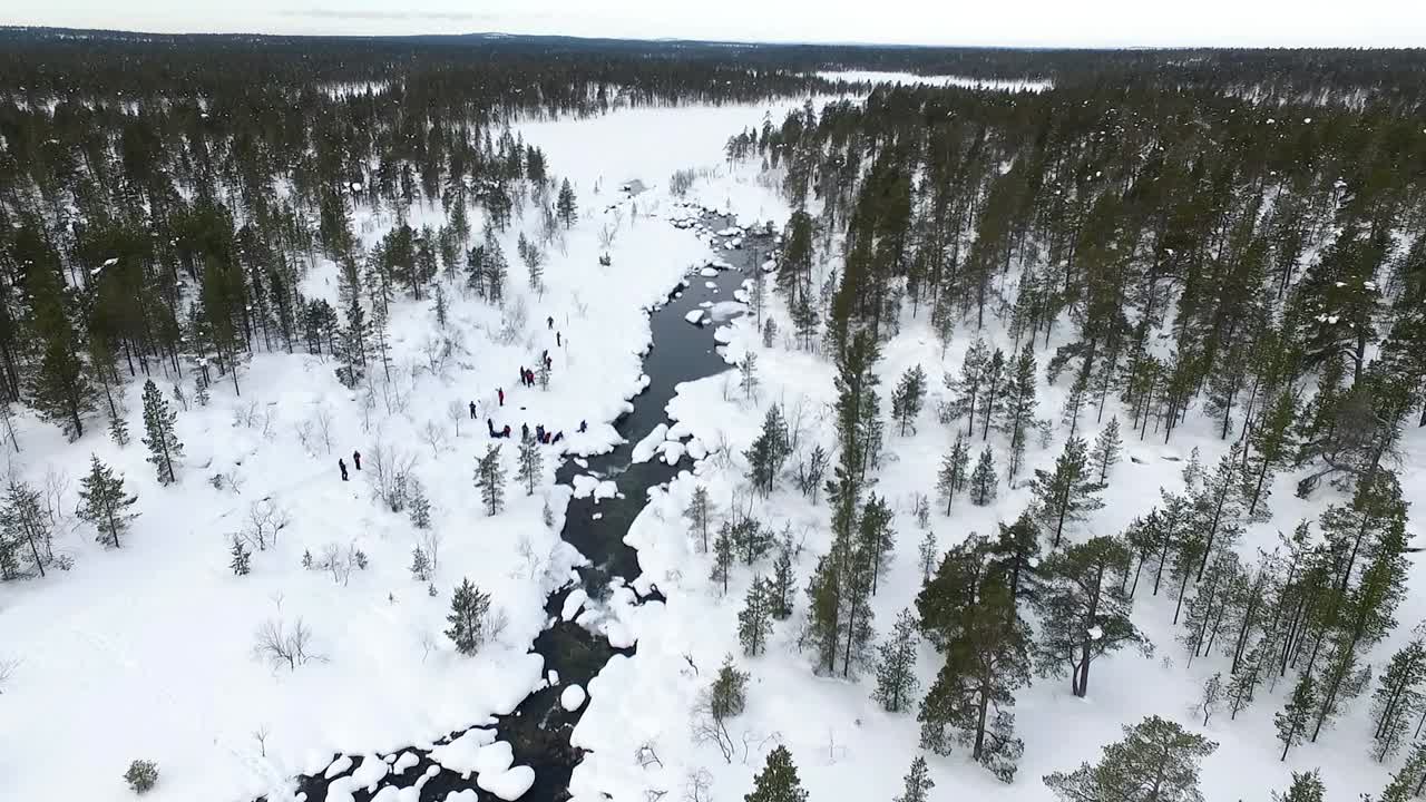 paisaje de invierno con río y gente