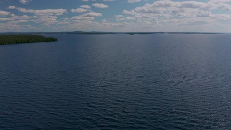 Drohne,-Die-An-Einem-Sommertag-Im-Norden-Von-Quebec-Direkt-über-Einen-Wunderschönen-See-Fliegt