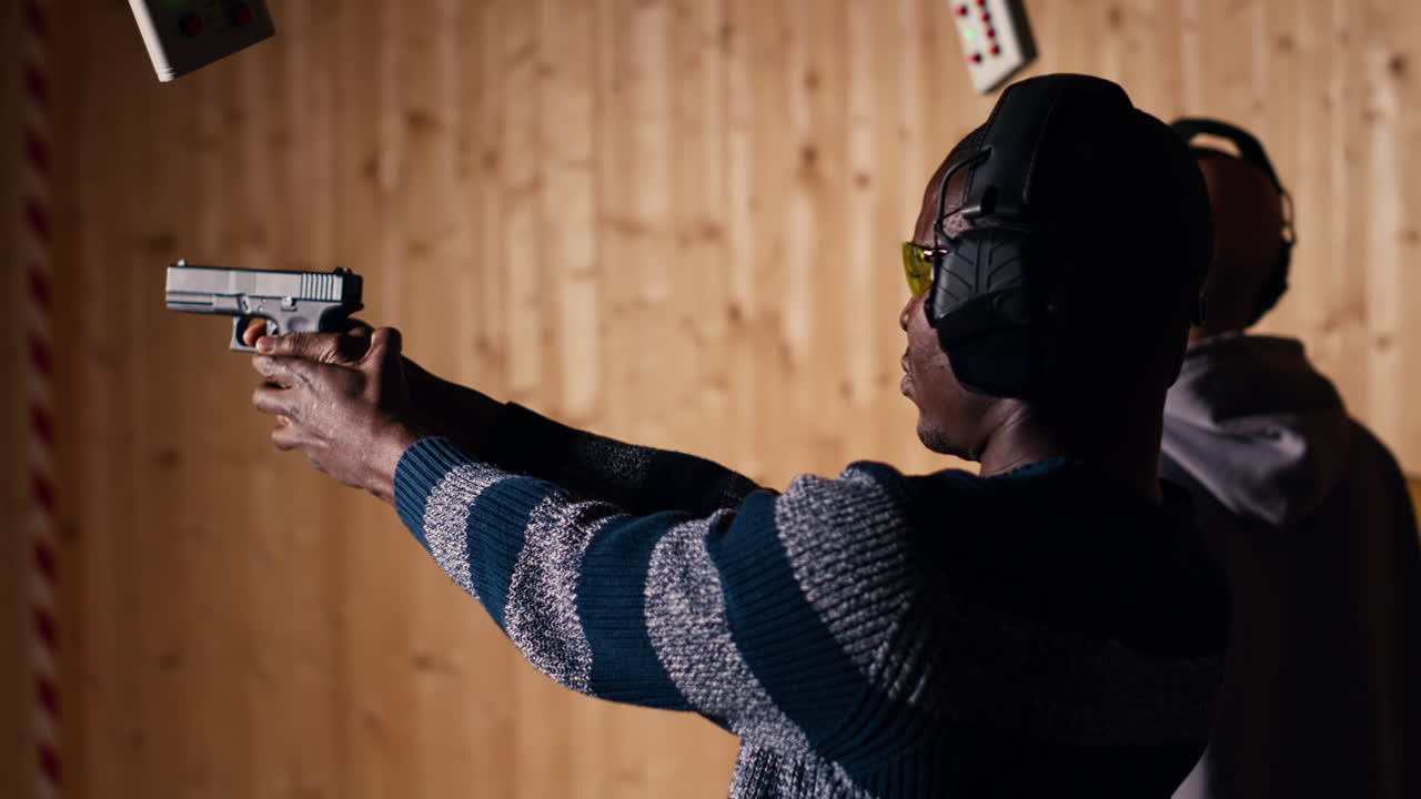 empleado cargando armas de fuego para clientes de la compañía de campo de tiro