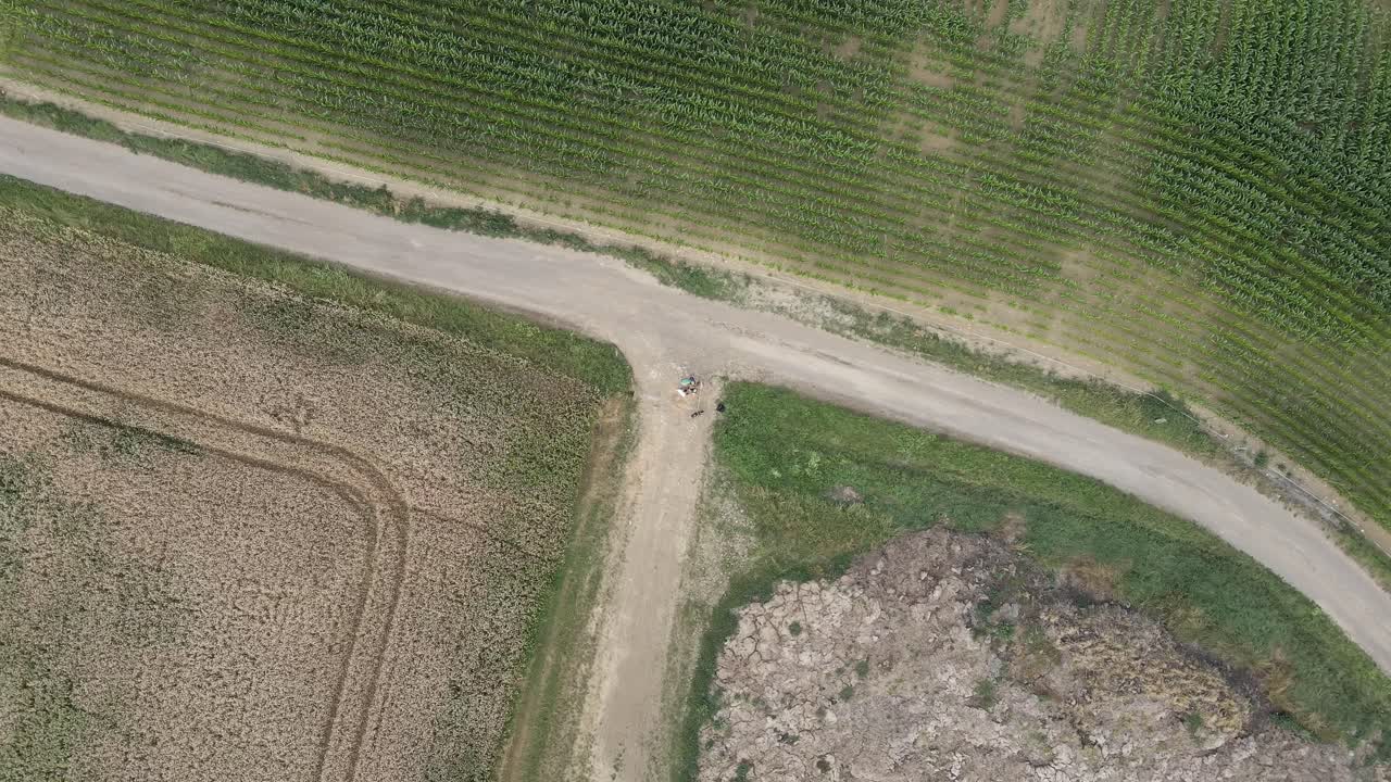 vista aérea de un grupo de amigos en los campos del campo francés