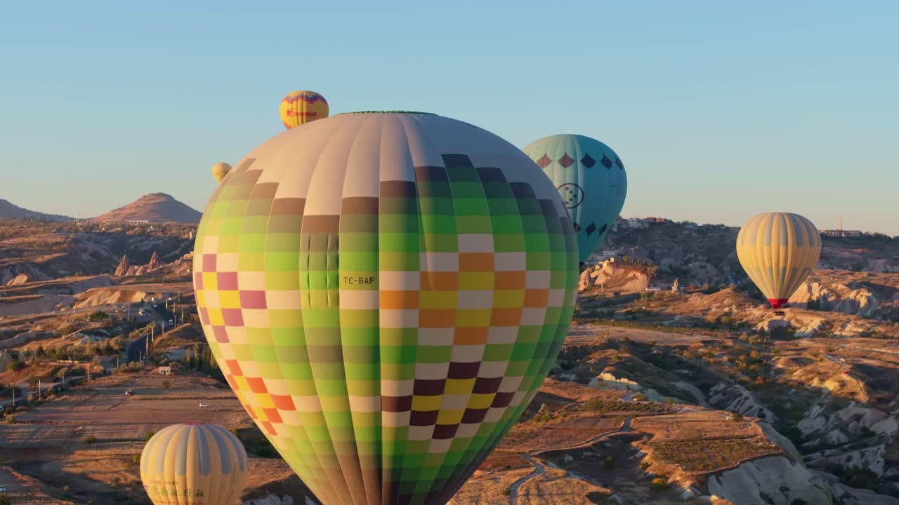 Pemandangan udara balon saat fajar terbang di atas lanskap lembah Cappadocia