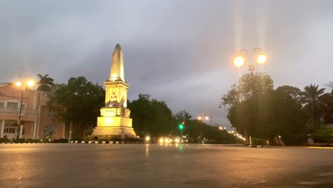 Zeitraffer-Am-Denkmal-Des-Nationalstolzes-Im-Paseo-Del-Montejo-In-Merida,-Mexiko