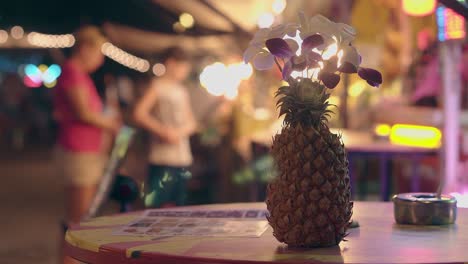 piña amarilla madura con flores en el interior en la mesa en la calle
