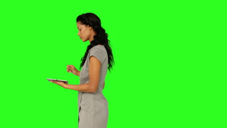 mujer de negocios usando su tableta pc