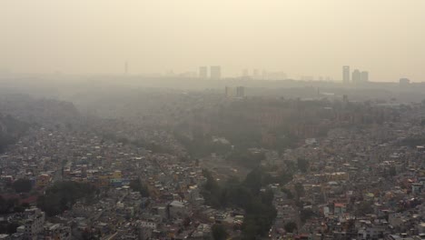 Luftdrohnenaufnahme-Von-Großen-Städtischen-Siedlungen-In-Schluchten-An-Einem-Sehr-Verschmutzten-Tag-In-Mexiko-Stadt