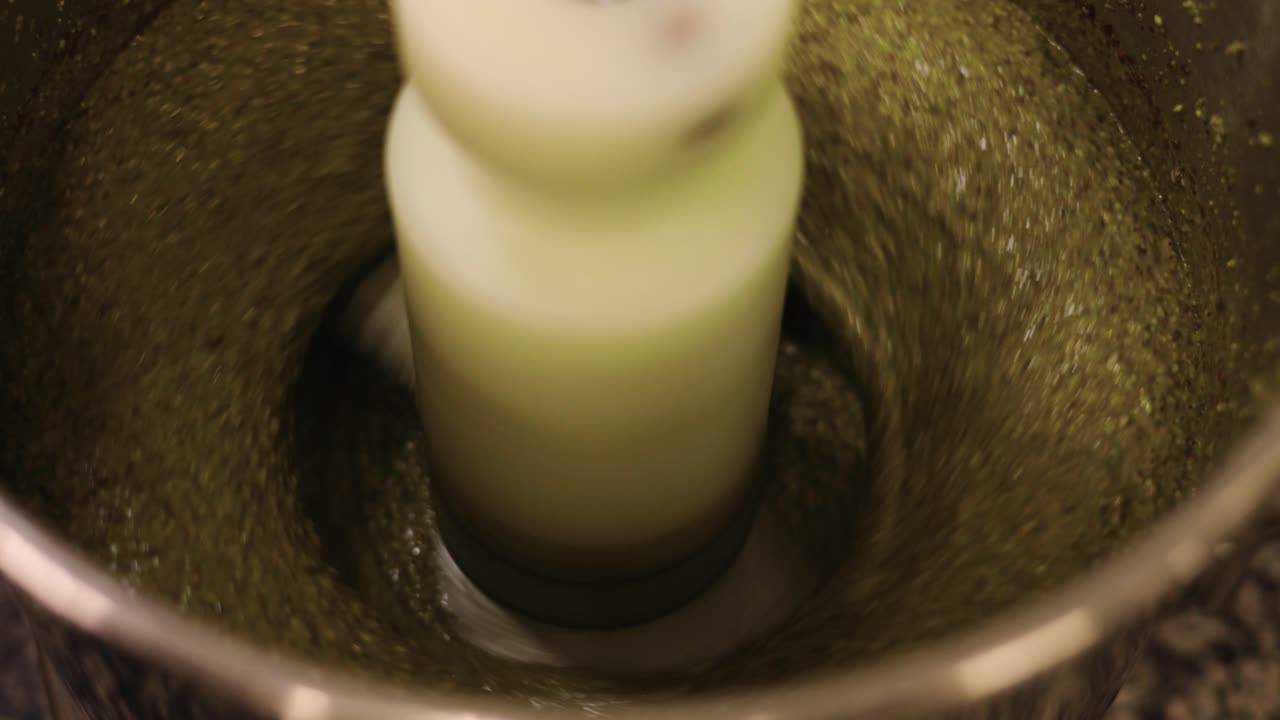 La macchina per pasticceria mescola l'impasto e i semi per la preparazione del dolce ruotando l'elica.