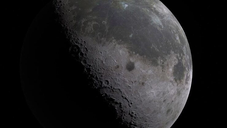 Sobrevoo realista da Lua no espaço.