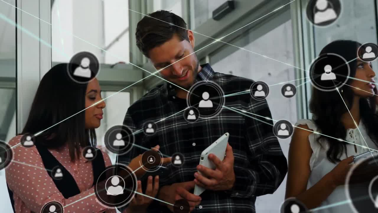 animación de la red de conexiones a través de diversas personas de negocios que usan tablets