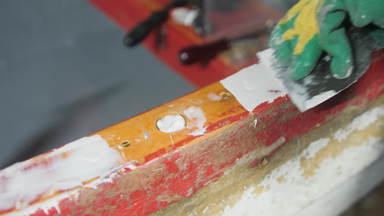 Applicazione di stucco poliestere al trincarino di una barca in vetroresina