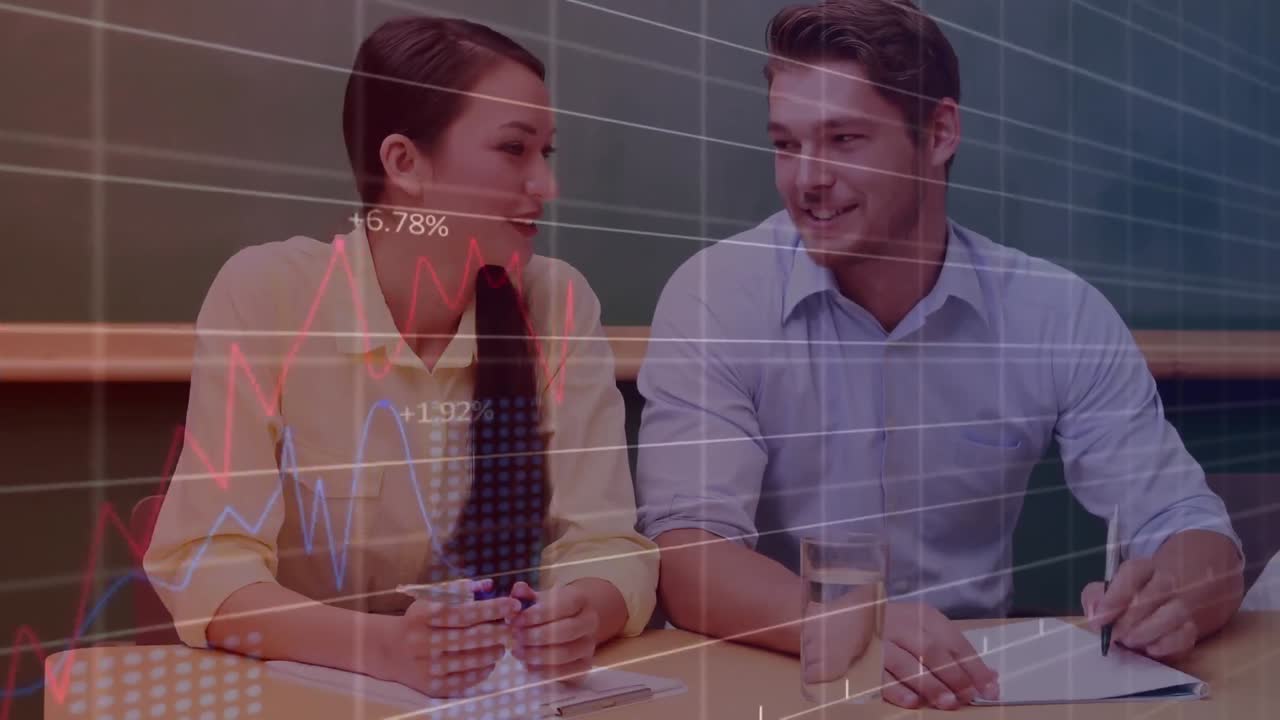 animación del procesamiento de datos estadísticos sobre hombres y mujeres diversos discutiendo en la oficina