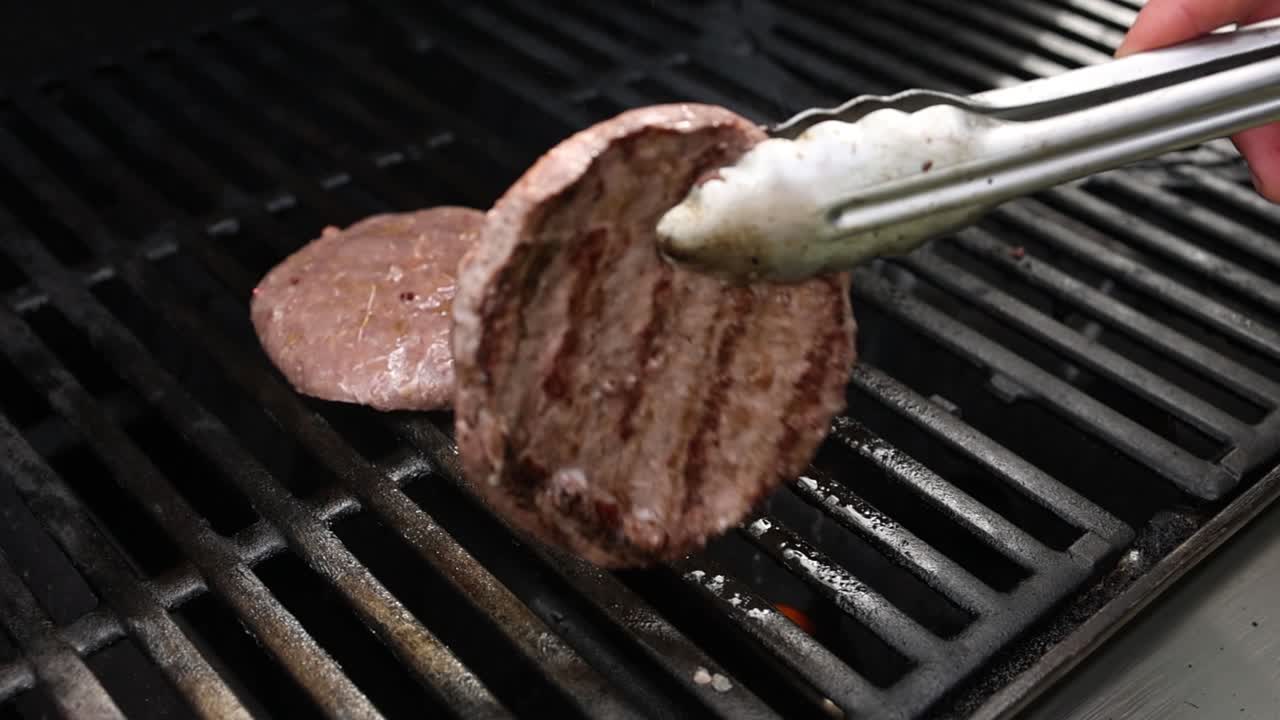 las hamburguesas a la parrilla