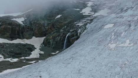 Volando-Sobre-La-Superficie-Del-Glaciar-Y-Espectaculares-Cascadas-De-Felación-De-Valmalenco-En-Temporada-De-Verano