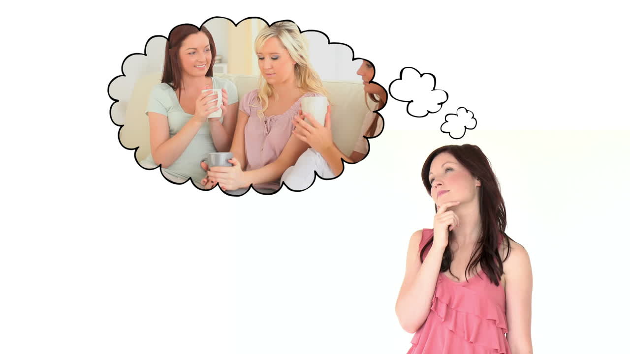 여자 는 친구 들 과 함께 있는 것 을 생각 하고 있다