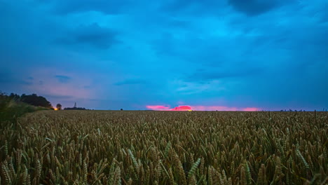 Lapso-De-Tiempo-De-Relámpagos-Intermitentes-De-Tormenta-Sobre-Campo-De-Trigo-Amarillo-En-El-Campo