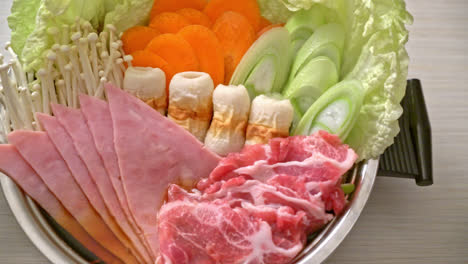 Sukiyaki-Oder-Shabu-Hot-Pot-Schwarze-Suppe-Mit-Fleisch-Roh-Und-Gemüse---Japanische-Essensart