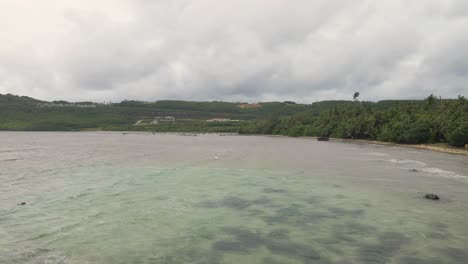 Panorámica-Sobre-La-Bahía-De-Una-Isla-Tropical-Durante-El-Comienzo-De-Un-Tifón