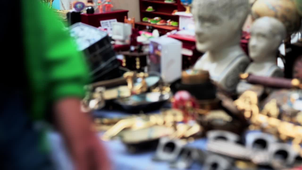 cerca de varios artículos de coleccionistas en el mercadillo de notting hill.