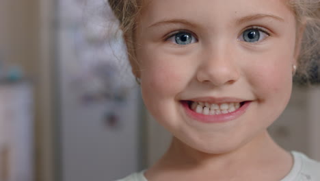 Porträt-Eines-Schönen-Kleinen-Mädchens,-Das-Mit-Niedlichem-Gesichtsausdruck-In-Die-Kamera-Lächelt