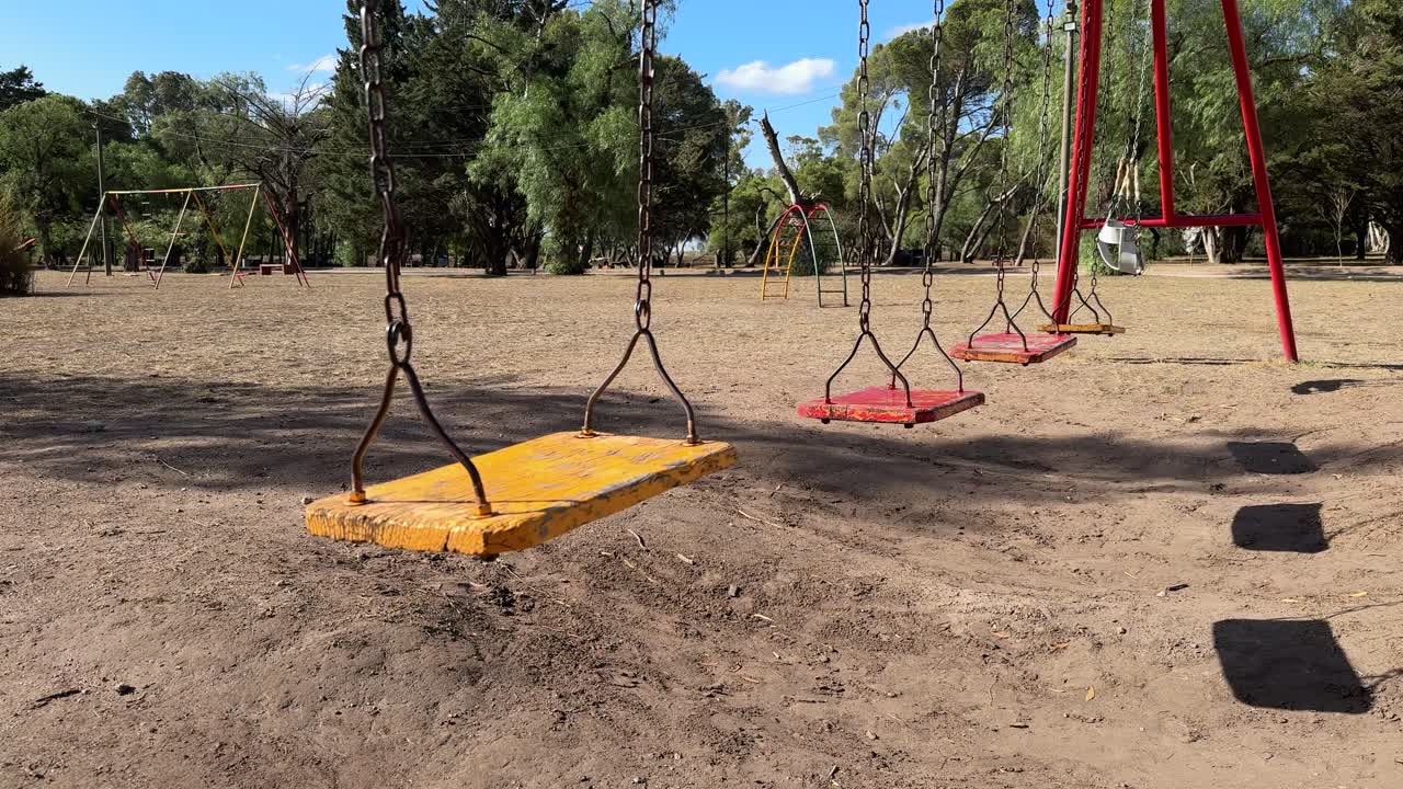 columpios vacíos en un parque