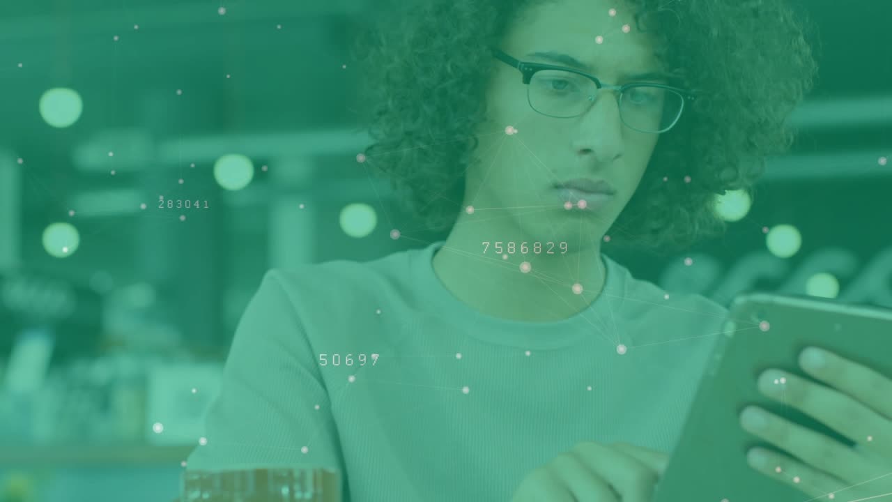 Mand på café placerer finger på tabletskærm og swiper, mens han analyserer pulserende teknologi-overlay