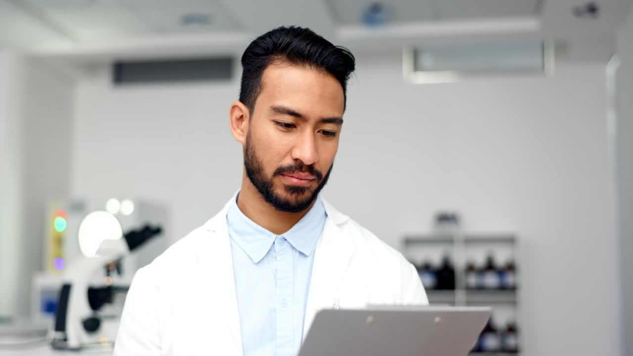 retrato de un científico trabajando en un laboratorio